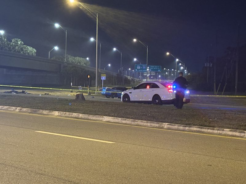 1 dead, several injured after speeding car runs red light, St. Pete police say