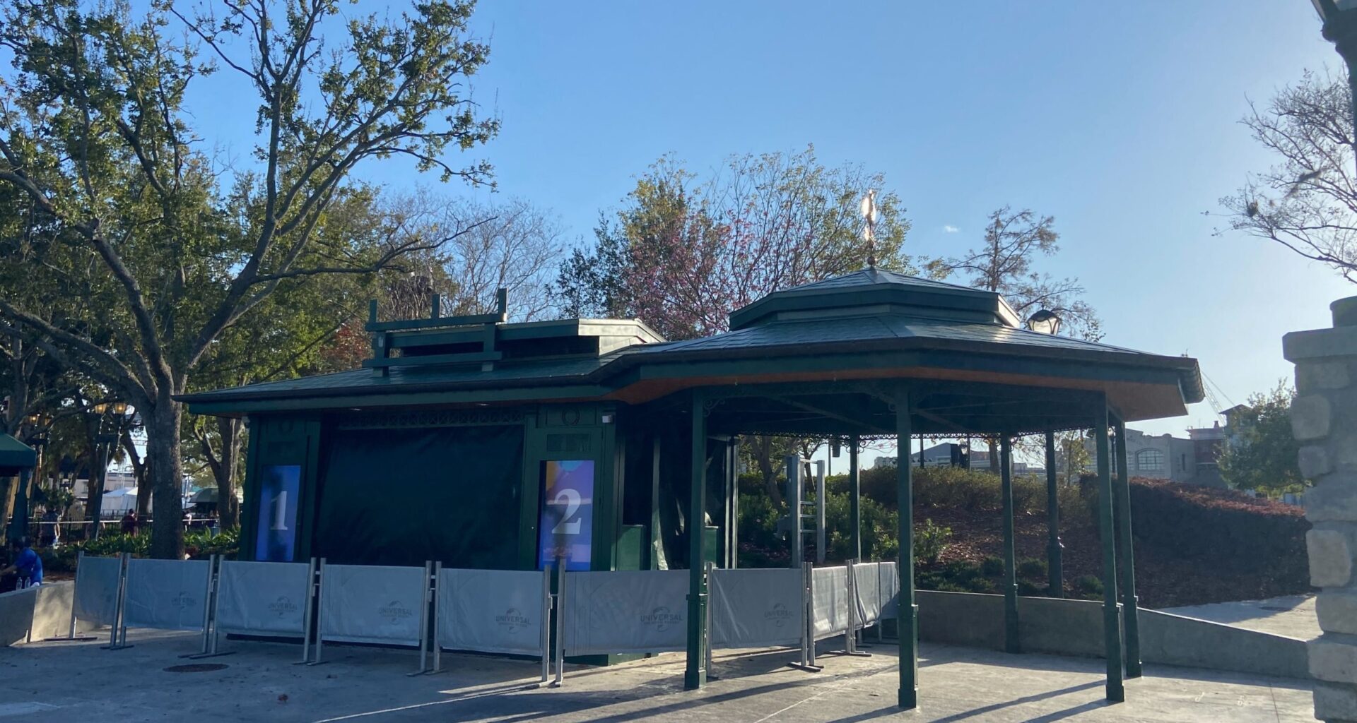 Walls have come down at the new Universal Studios Florida snack kiosk, which replaces the former Expo Eats.