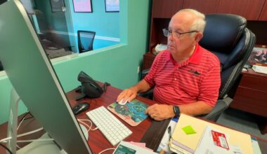 Larry Jackson of Cruise Holidays in Viera searches for bookings. (Spectrum News/Greg Pallone)