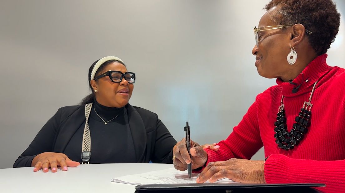 Crystal Hamilton (left) talks to prosperity planner Latricia Holt (right) about her 2026 financial goals. (Spectrum News/Ashley Engle)