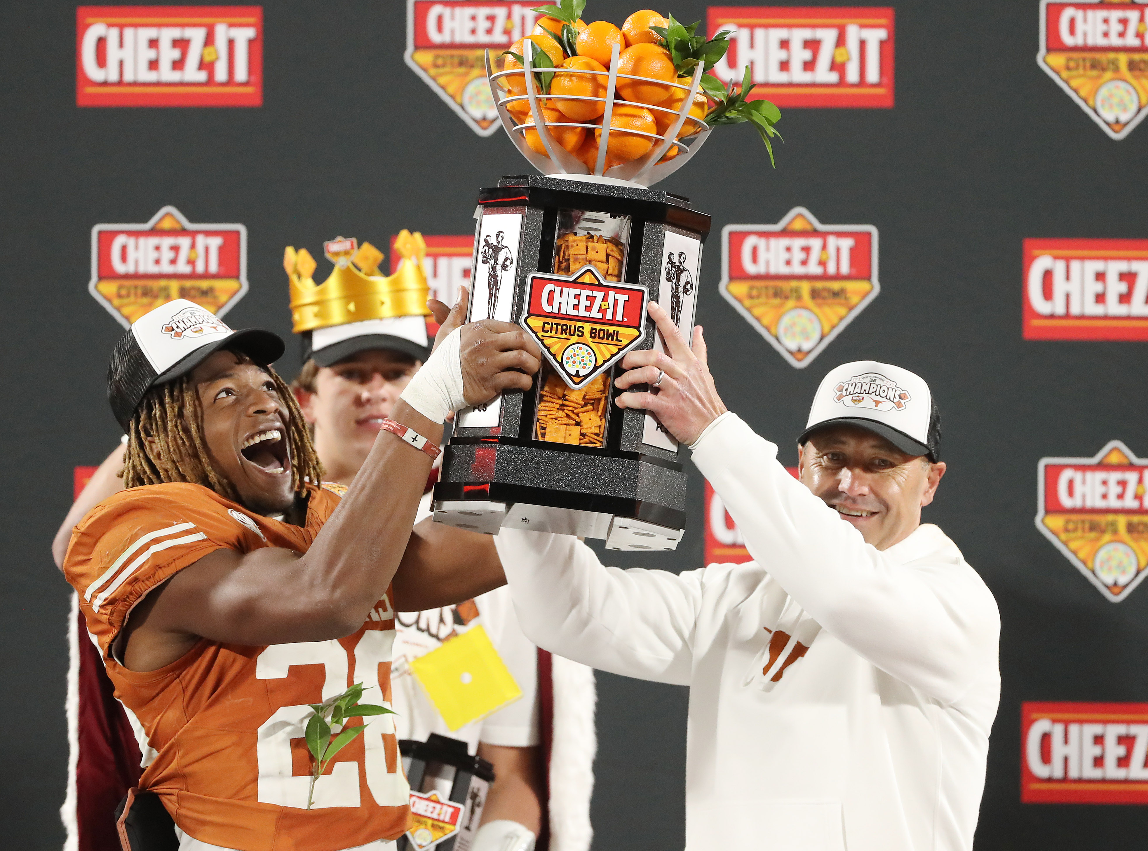 Texas players Ty'Anthony Smith (26), Arch Manning (behind at middle)...