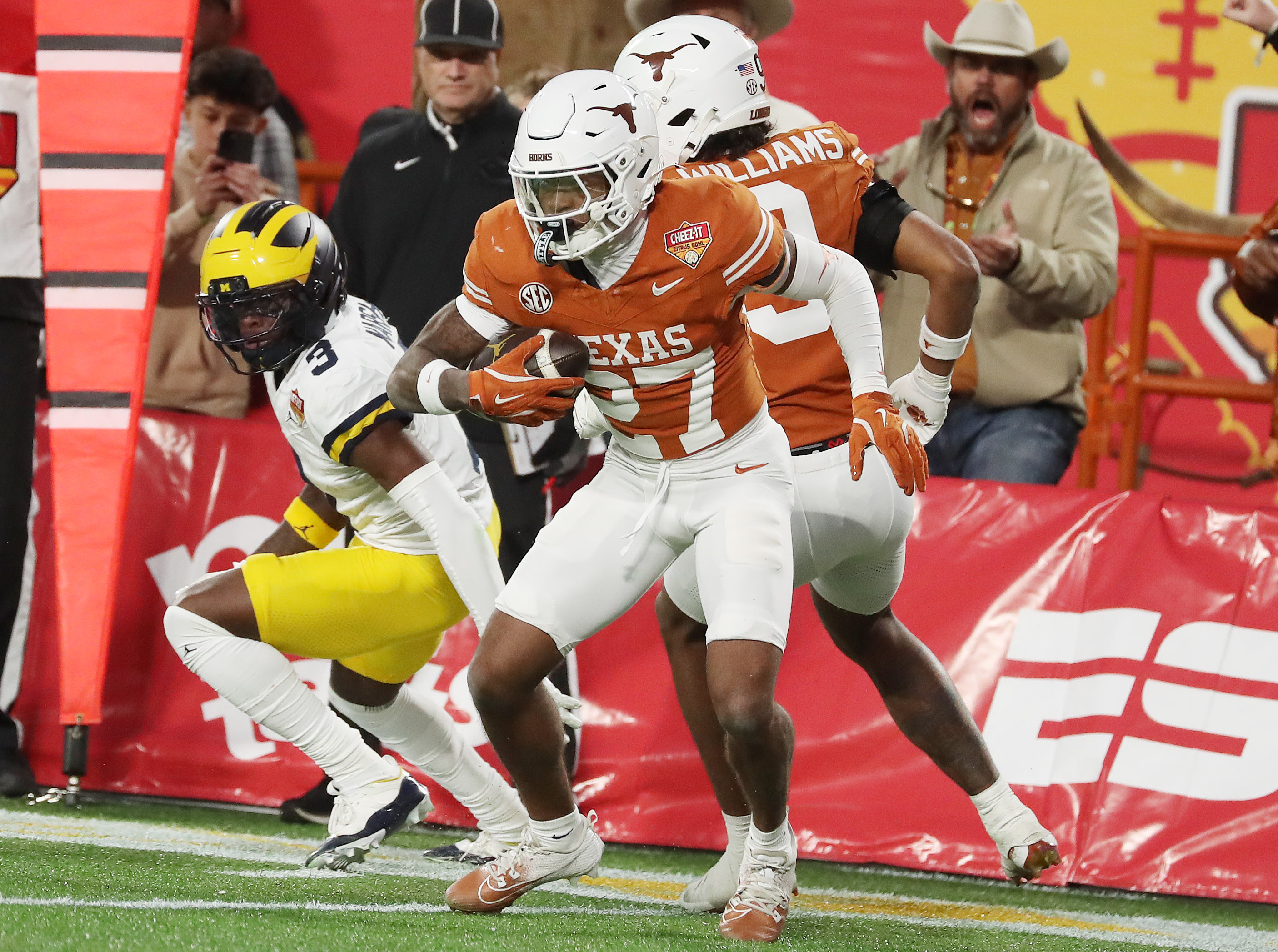 Texas defensive back Wardell Mack (27) intercepts a pass during...