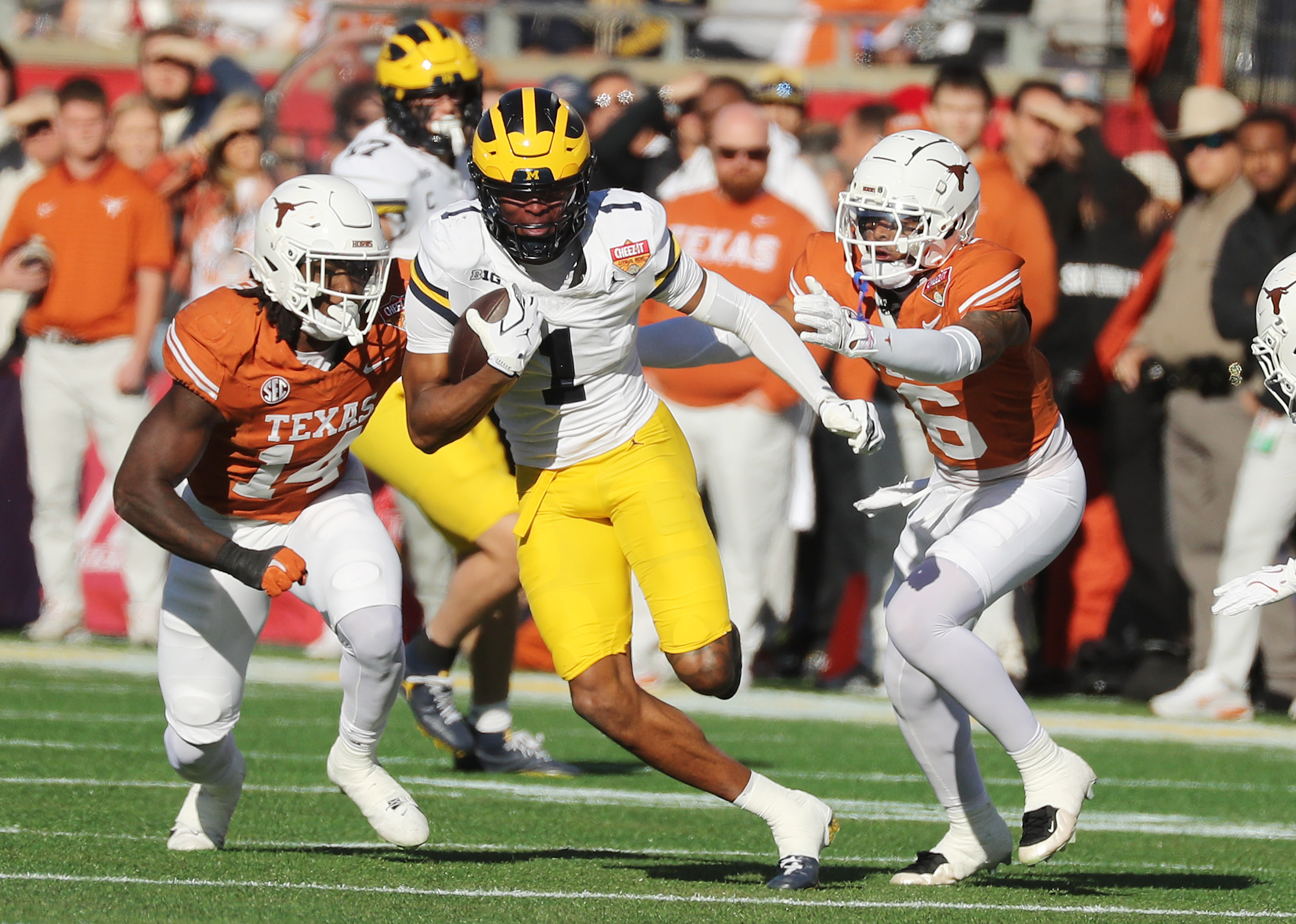 Michigan receiver Donaven McCulley runs after a catch during the...