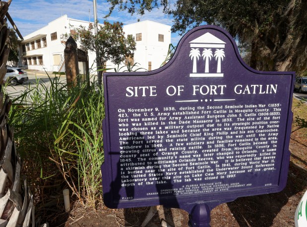 The historical marker in front of the abandoned Fort Gatlin building in Orlando, the centerpiece of a longtime neighborhood effort to convert the former U.S. Army base and U.S. Navy sonar lab into a county park, Thursday, Jan. 15, 2025. (Joe Burbank/Orlando Sentinel)