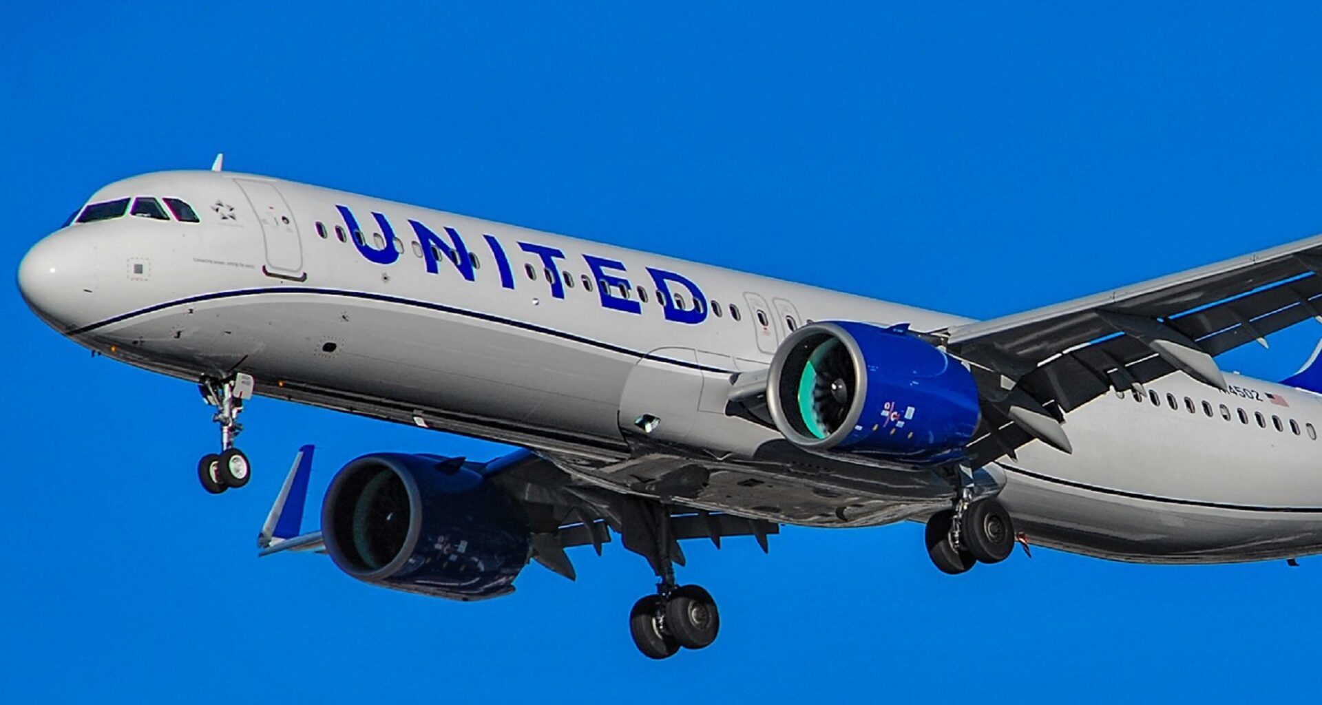 United nose wheel detaches upon landing in Orlando: video