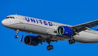 United nose wheel detaches upon landing in Orlando: video