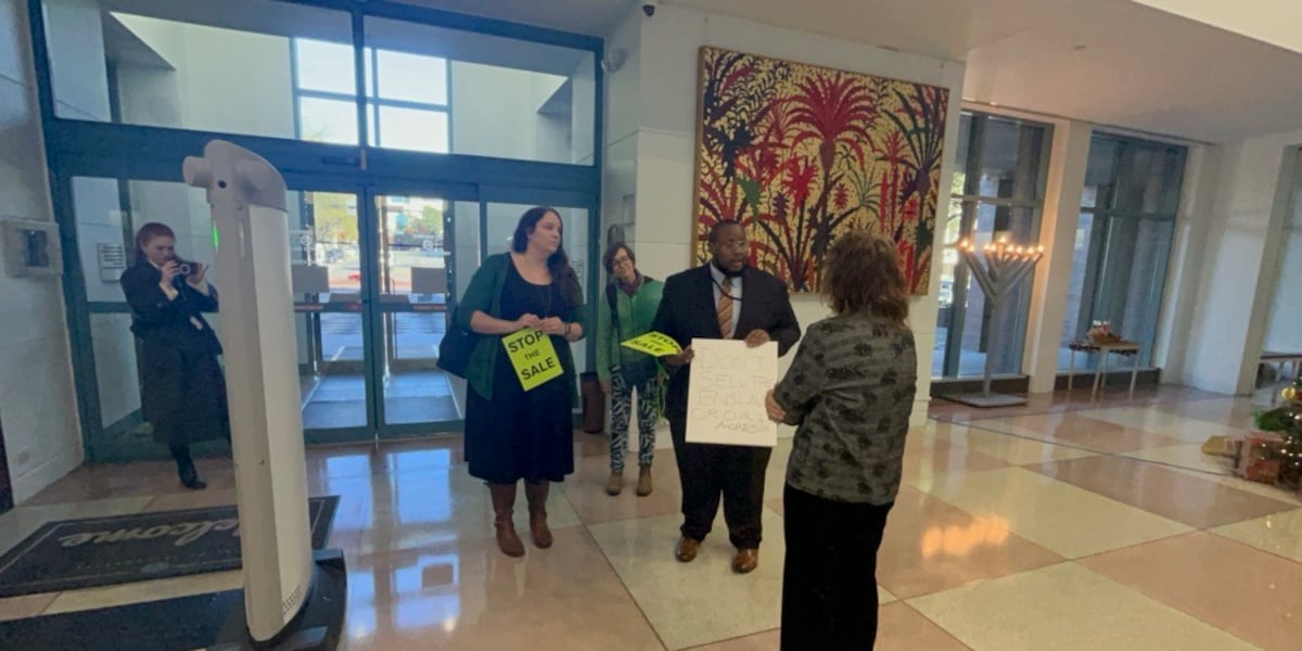 Signs banned at Tallahassee City Commission meeting, sparking debate