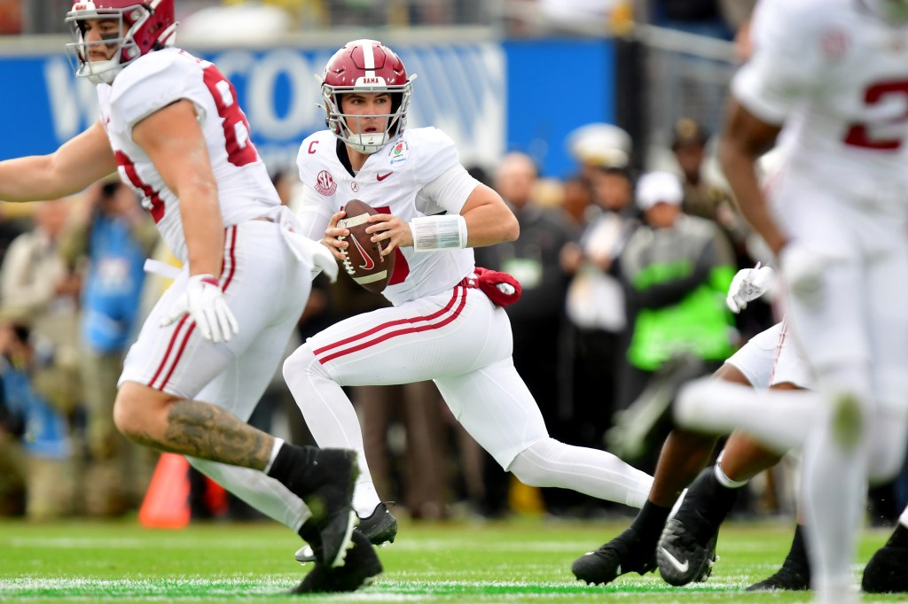 Alabama Crimson Tide quarterback Ty Simpson (15) looking to pass against the Indiana Hoosiers in the Rose Bowl.