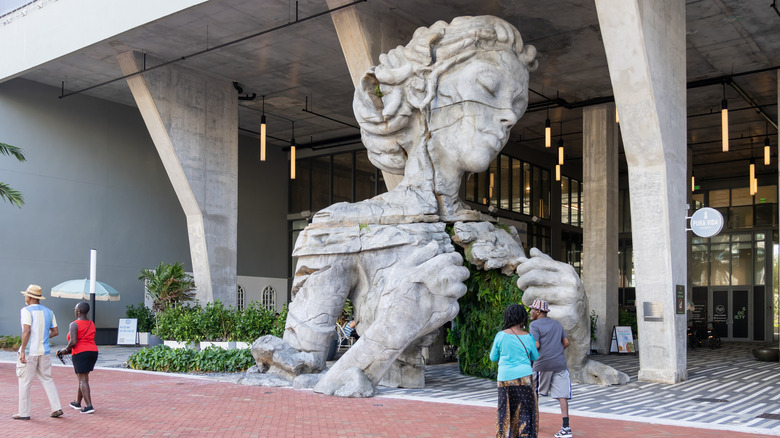 A sculpture outside of an apartment building in Las Olas that resembles the one in Tulum
