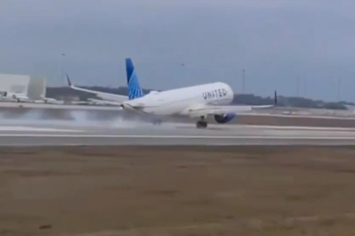 Wild video shows United flight suffering 'mechanical issue' upon landing at Orlando airport