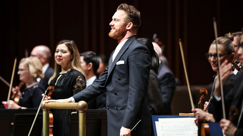 Five-Year Contract Extension for Music Director Courtney Lewis at Jacksonville Symphony