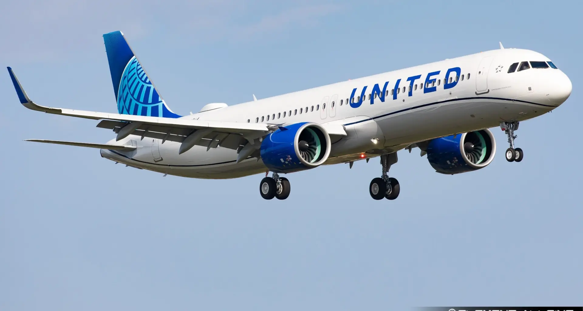 United A321neo Loses Nose Wheel After Violent Landing at Orlando Airport