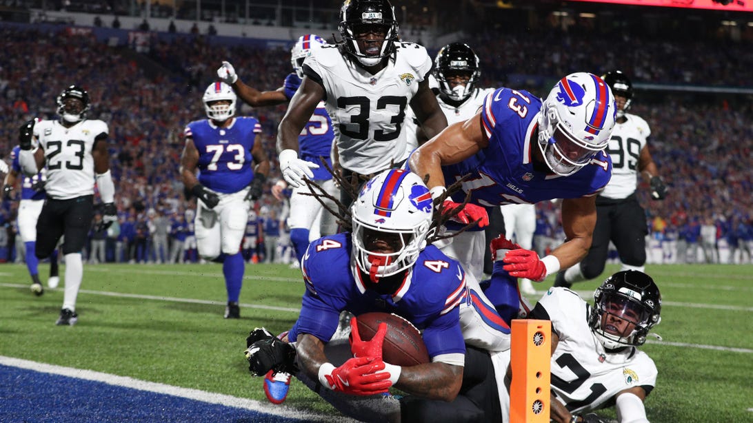 ORCHARD PARK, NEW YORK - SEPTEMBER 23: James Cook #4 of the Buffalo Bills runs the ball for a touchdown during the first quarter against the Jacksonville Jaguars at Highmark Stadium on September 23, 2024 in Orchard Park, New York.