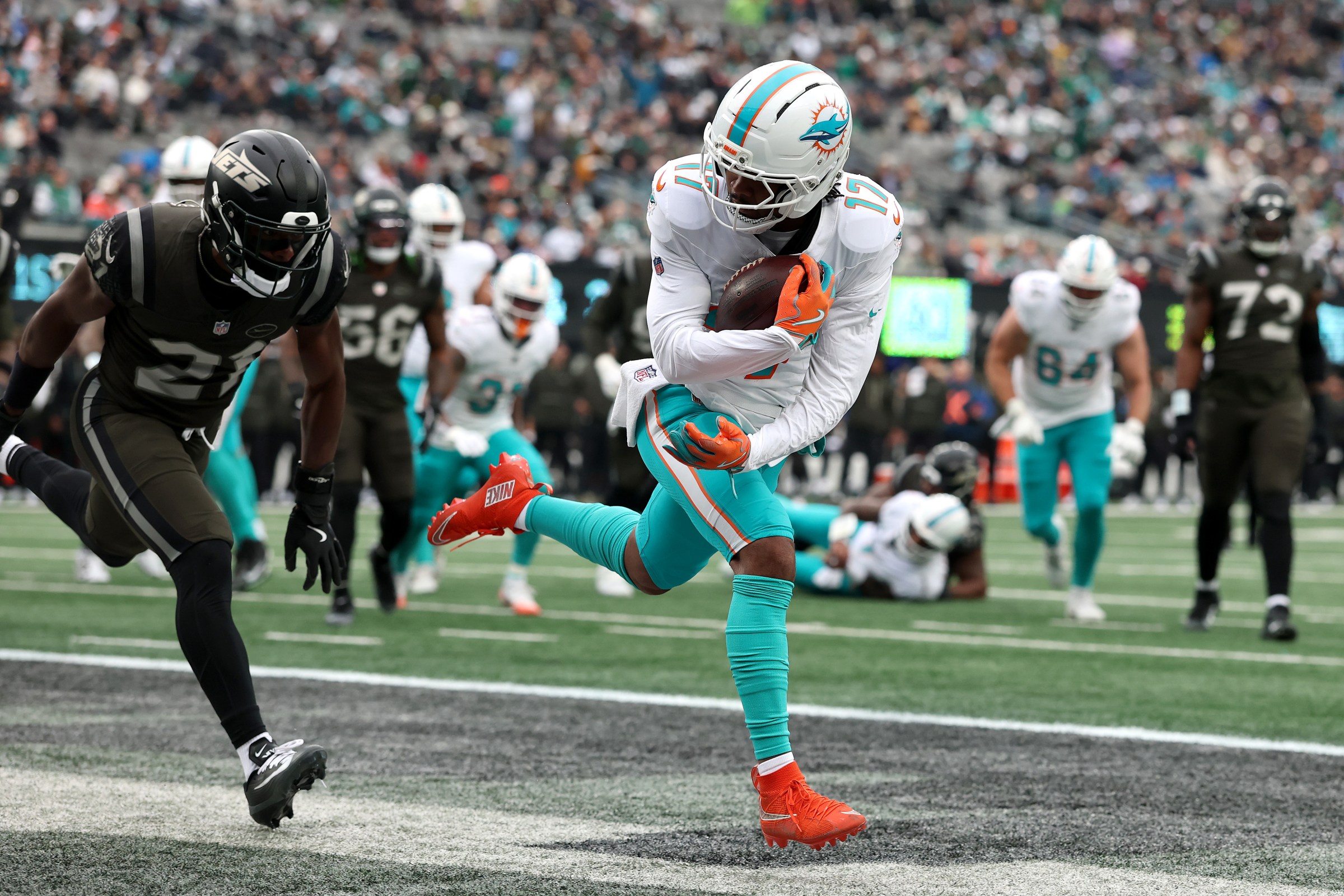 Jaylen Waddle scoring at MetLife against the Jets