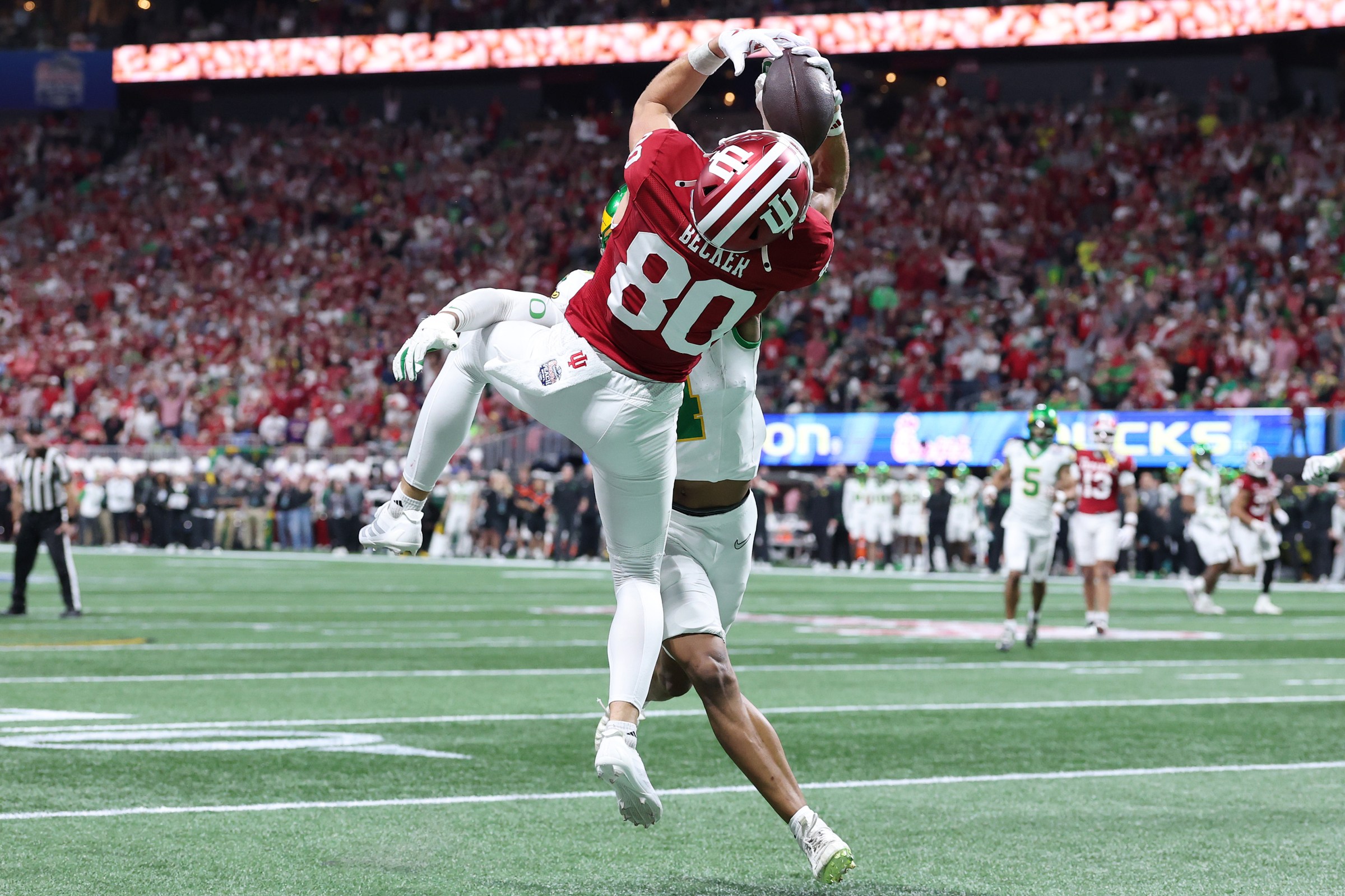 ATLANTA, GEORGIA - JANUARY 09: Charlie Becker #80 of the Indiana Hoosiers catches a touchdown pass against Brandon Finney #4 of the Oregon Ducks during the second quarter in the 2025 College Football Playoff Semifinal at the Chick-fil-A Peach Bowl at Mercedes-Benz Stadium on January 09, 2026 in Atlanta, Georgia. (Photo by Kevin C. Cox/Getty Images)
