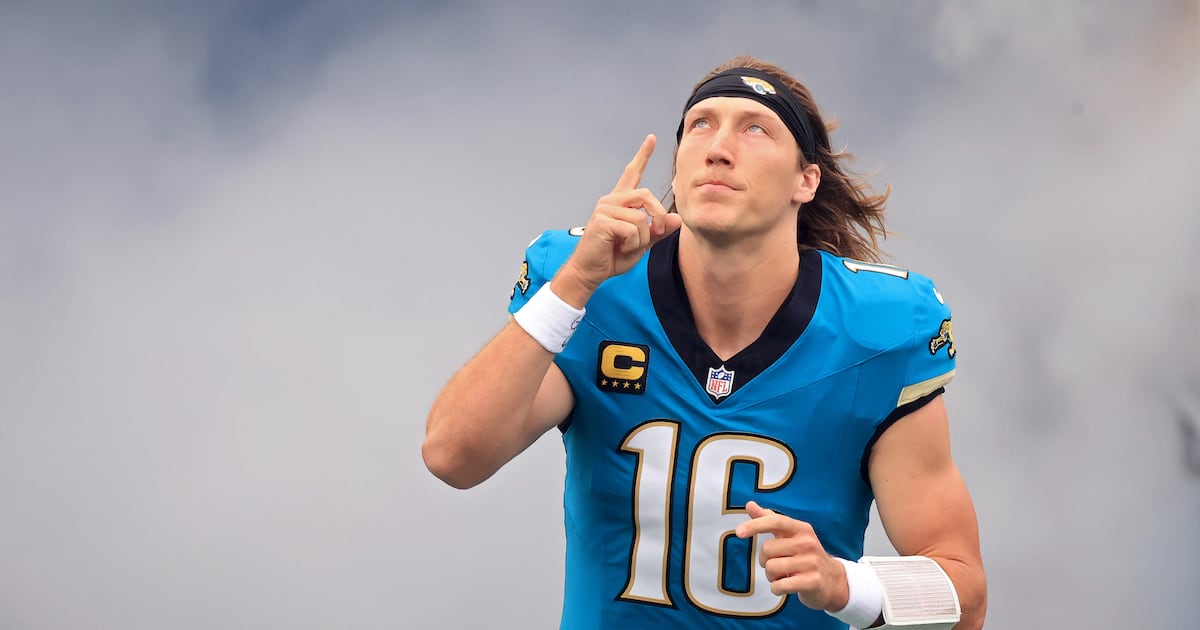 Video shows fan squatting Jacksonville Jaguars QB Trevor Lawrence – KIRO 7 News Seattle