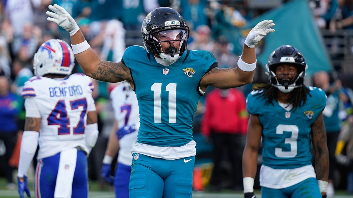 Parker Washington scores a TD