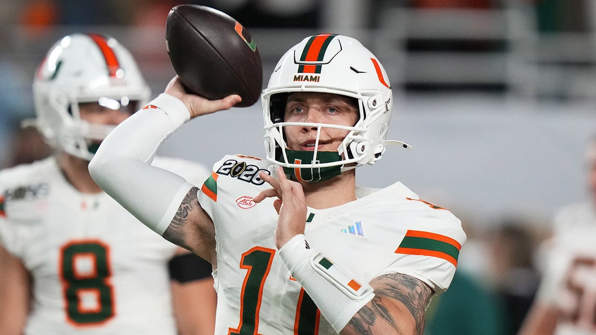 Carson Beck warms up for the national title game
