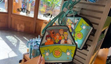 The front of this crossbody bag features the front of the Mystery Machine. Behind the windshield, we can see Fred, Daphne, and Velma riding in front with Scooby-Doo and Shaggy riding in the back.