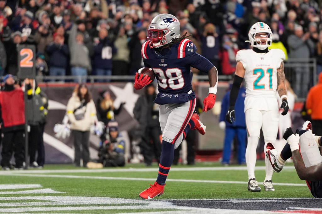 Dolphins season closes with blowout loss to Patriots
