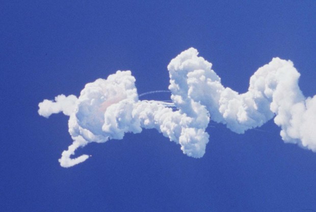 Contrails and puffs of smoke left in the sky from the Space Shuttle Challenger disaster on Jan. 28, 1986. (Red Huber/Orlando Sentinel/TNS) ORG XMIT: 1179880