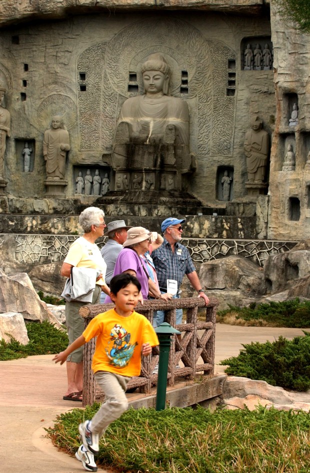 Visitors enjoy Splendid China on Dec. 30, 2003. The park closed on Dec. 31, 2003. (Orlando Sentinel file)