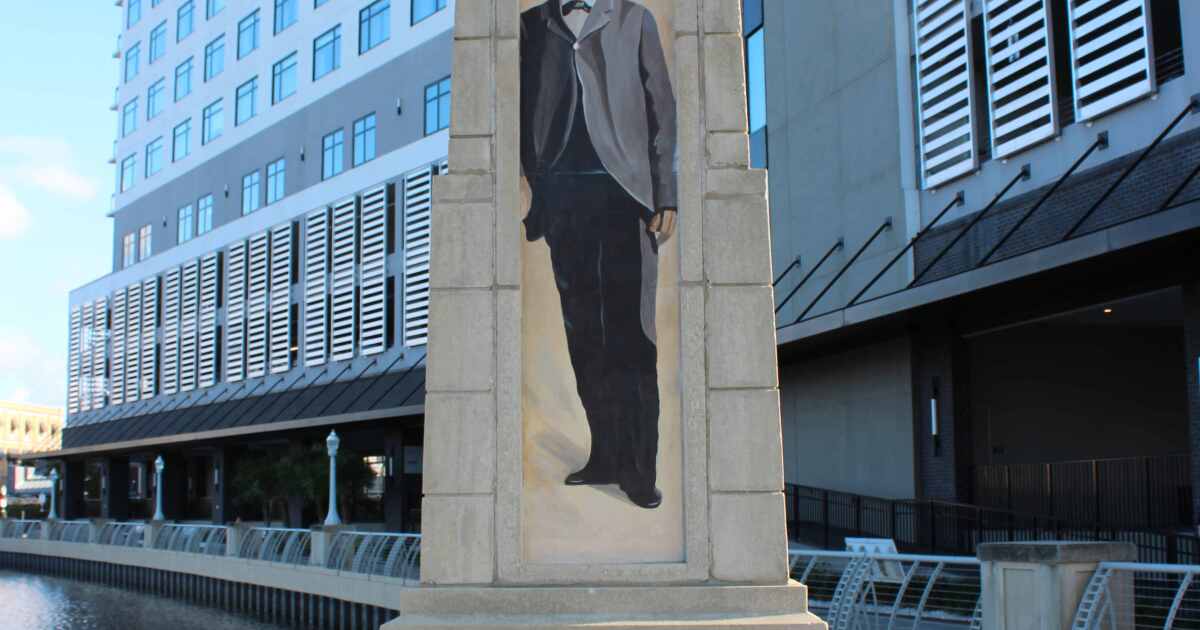 New murals at Fort Myers river basin draw attention to contributions made by Manuel A. Gonzalez and Harvie Heitman