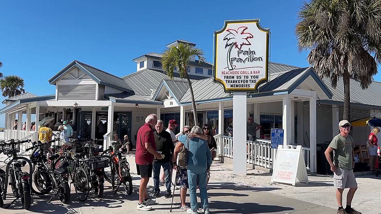 Palm Pavilion Beachside Grill & Bar on Clearwater Beach was filled with patrons on Sunday as the restaurant is set to change hands in ownership. (Spectrum News)