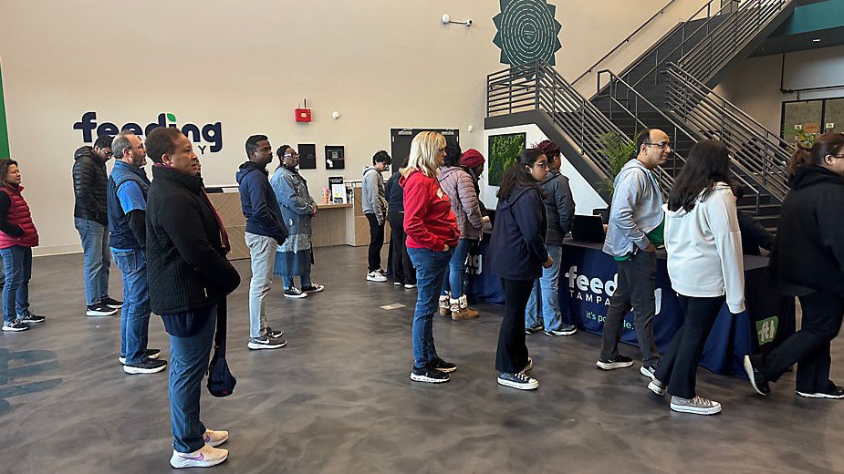 Volunteers signing up at Feeding Tampa Bay. (Spectrum News)