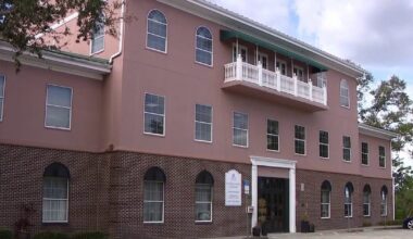 Florida couple sues IVF clinic after wrong embryo implanted, lawsuit says