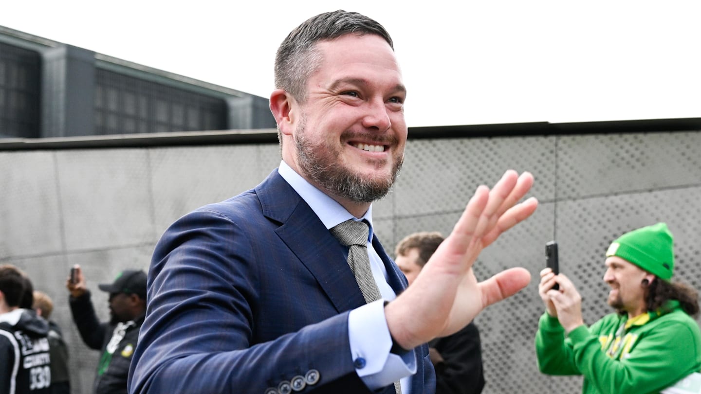 Oregon Ducks Battling Georgia Bulldogs, Miami Hurricanes for Elite Linebacker Recruit