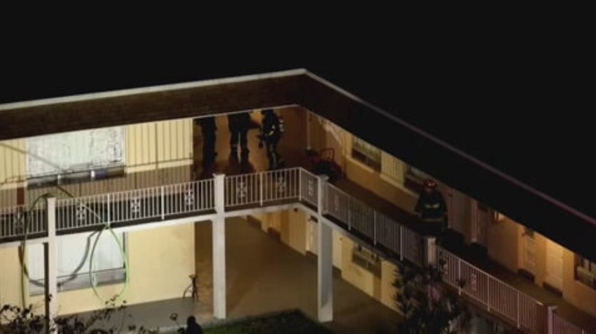 A/C unit ignites fire at apartment building in Hollywood; no injuries reported - WSVN 7News | Miami News, Weather, Sports