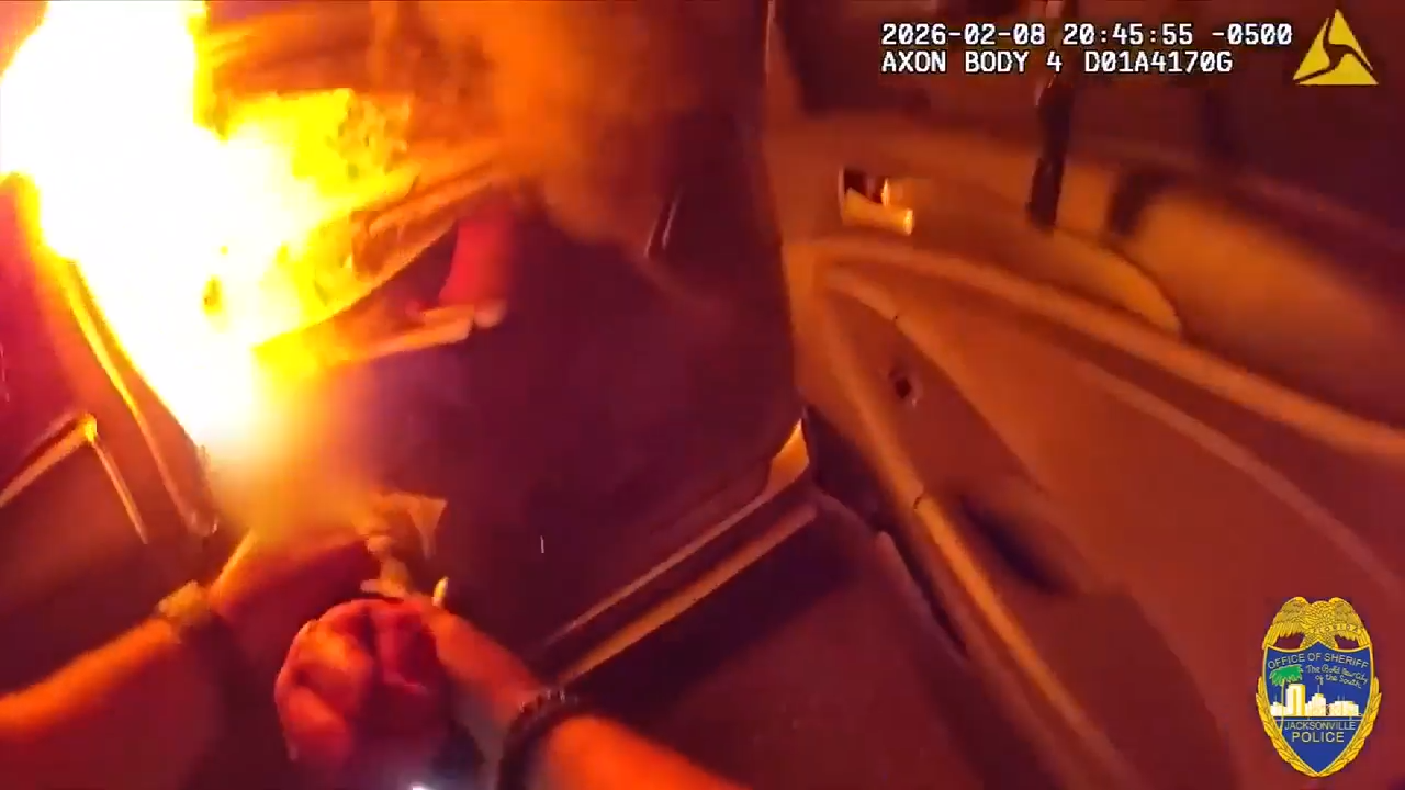 Body camera footage captures Jacksonville officer pulling woman from burning car after alleged carjacker sparks fiery crash - WSVN 7News | Miami News, Weather, Sports