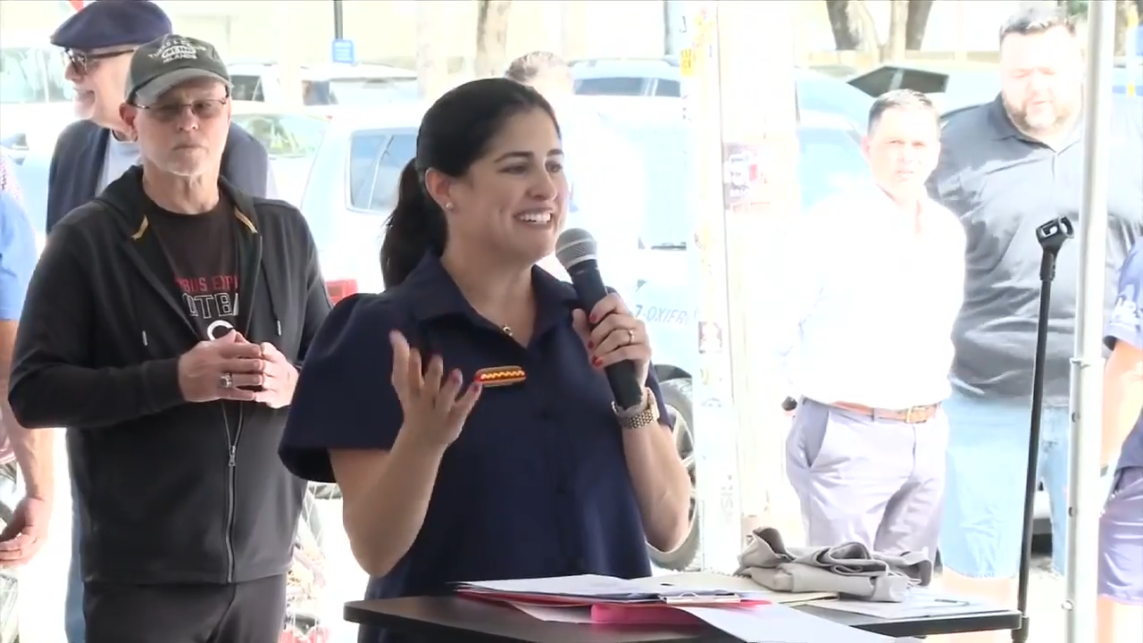 Landmark hot dog restaurant in SW Miami-Dade adds major South Florida icons to hall of fame - WSVN 7News | Miami News, Weather, Sports