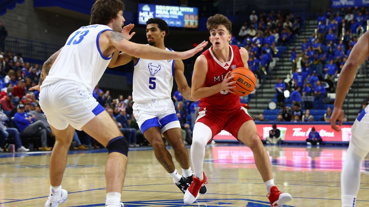 No. 23 Miami (Ohio) extends winning streak to 23 games with 73-71 victory over Buffalo