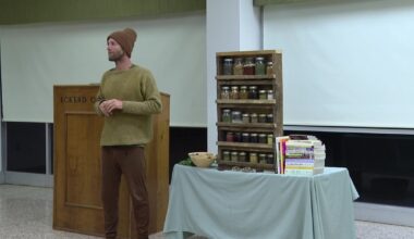 Man attempts to forage for food for a full year, shows Eckerd students how to join