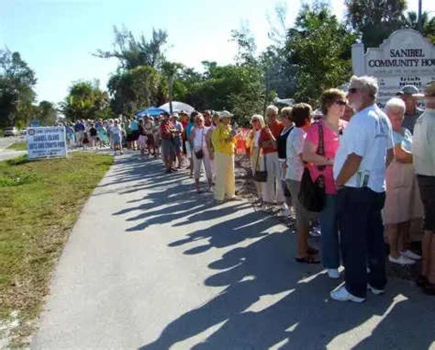 Crowd lining up to enter Sanibel Community House grounds for Sanibel-Captiva Rotary Club Arts & Crafts Festival.