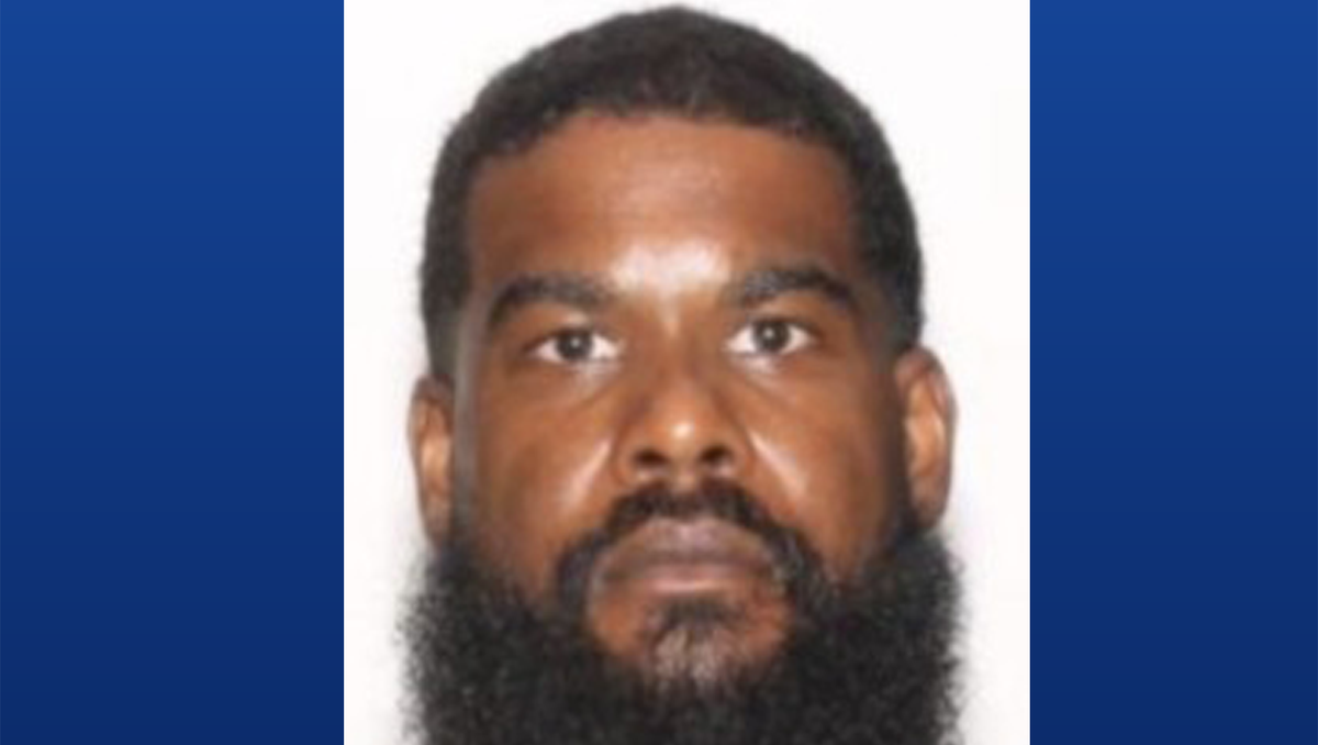 Florida school lifts lockdown after murder suspect sighting