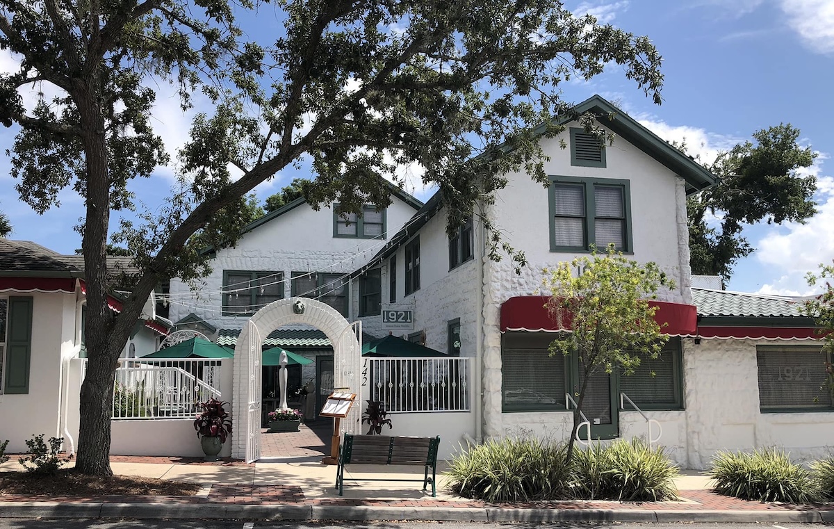 27 hidden gem small town restaurants only a drive from Orlando