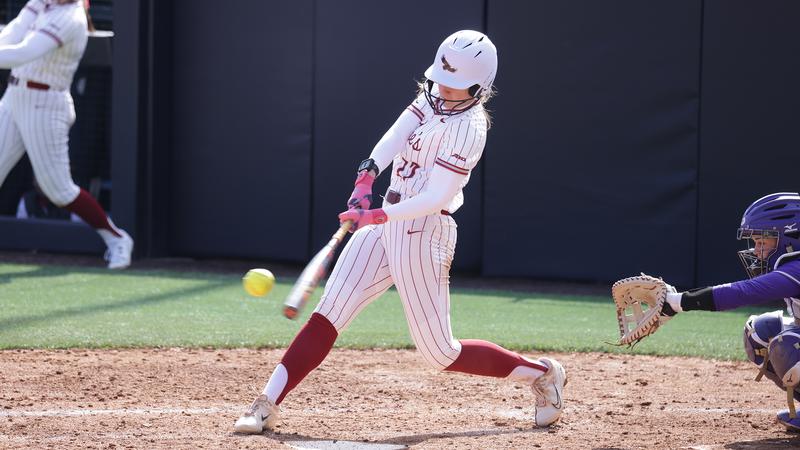 Softball Picks up Two Wins in Tampa
