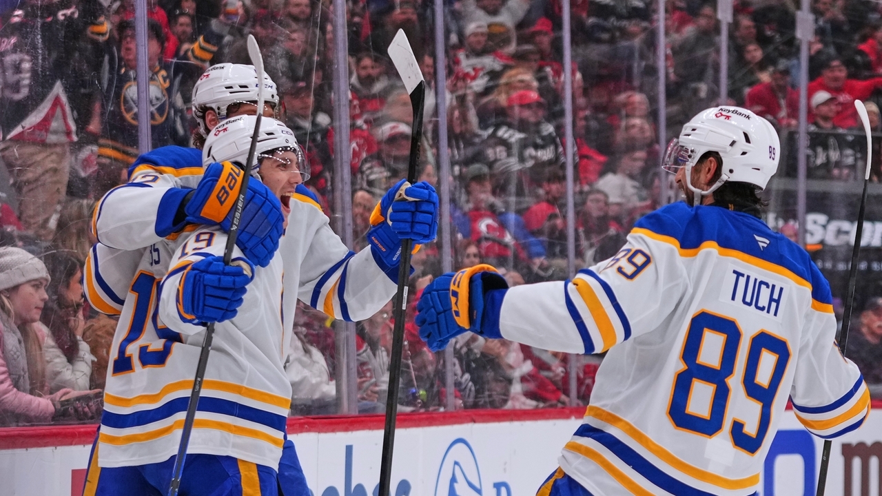 Lyon makes 27 saves against former Florida teammates, Sabres top Panthers 3-2