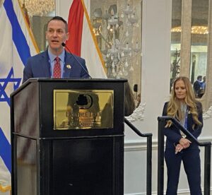 Tampa’s Joe Probasco introduces keynote speaker Lara Burns.