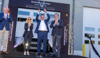 Daimler Coaches North America (from left to right: Mirko Sgodda, Head of Marketing, Sales and Customer Services at Daimler Buses, Donna Deegan, Mayor Jacksonville, Dietrich Müller, CEO and President of Daimler Coaches North America LLC, Till Oberwörder, CEO of Daimler Buses