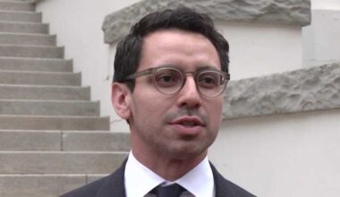 Florida gubernatorial candidate uses Tinder to connect with female voters