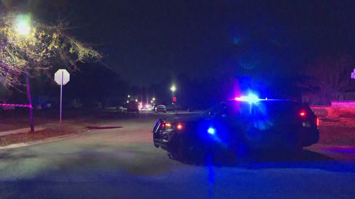 Officers shoot, kill man who 'aggressively' approached them with knife in Jacksonville's Dinsmore area: JSO