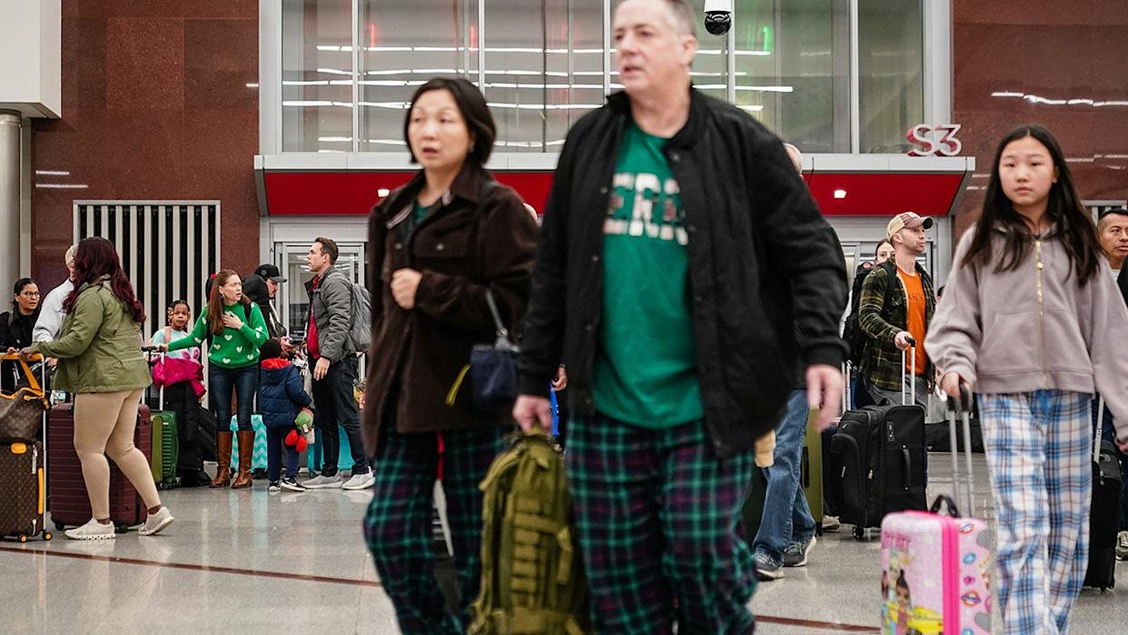 Travelers debate whether people should be able to wear pajamas to the airport