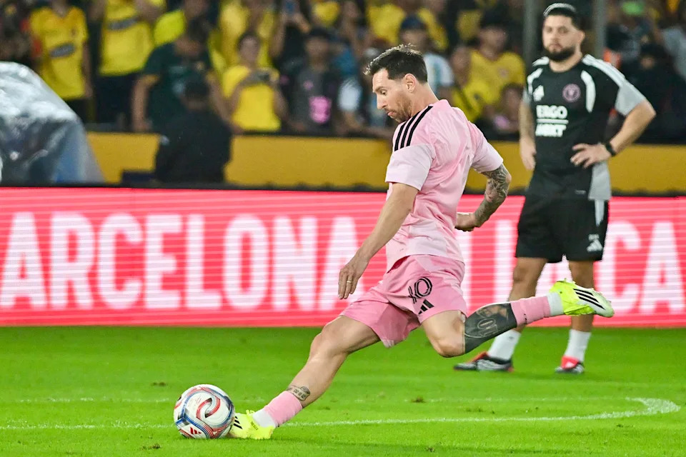 Inter Miami's Argentine forward #10 Lionel Messi warms up ahead of the friendly football match between Ecuador's Barcelona and the US' Inter Miami at the Banco Pichincha Stadium in Guayaquil, Ecuador, on February 7, 2026. (Photo by Marcos PIN / AFP via Getty Images)