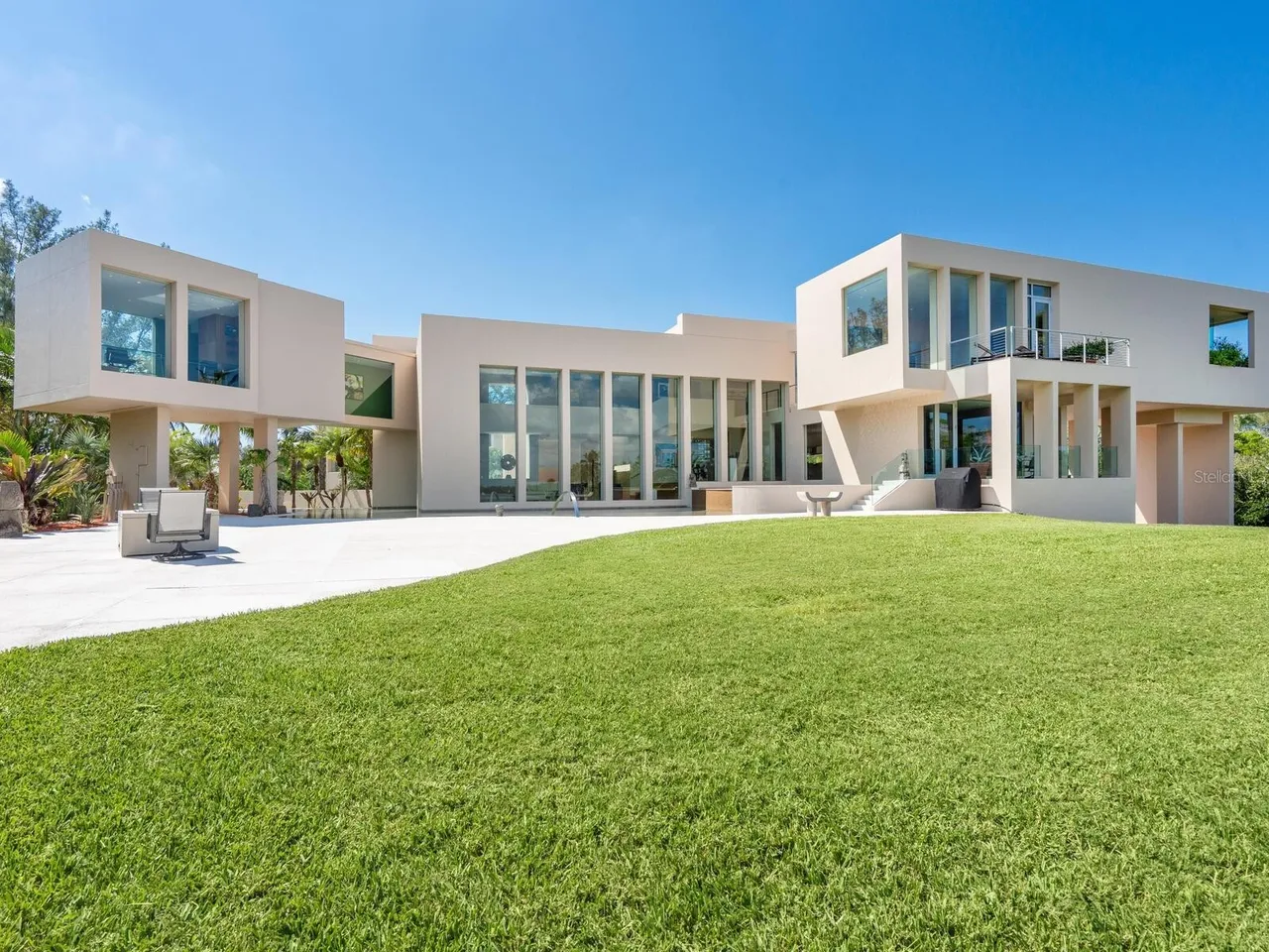 'House of Columns' by famed architect Carl Abbott now for sale in Florida