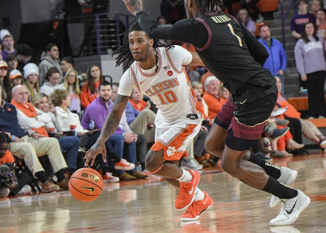 Jan 11, 2025; Clemson, South Carolina, USA; Clemson Tigers guard Del Jones (10) dribbles the ball against Florida State Seminoles guard Jamir Watkins (1) during the second half at Littlejohn Coliseum. Mandatory Credit: Ken Ruinard/USA TODAY Network via Imagn Images