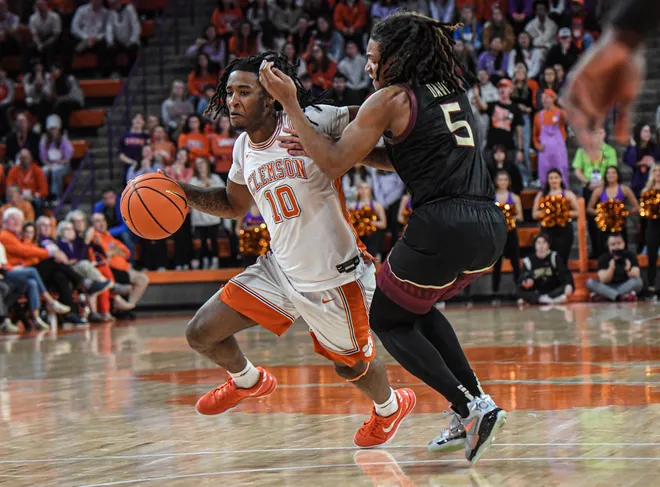 Jan 11, 2025; Clemson, South Carolina, USA; Clemson Tigers guard Del Jones (10) dribbles the ball against Florida State Seminoles guard Daquan Davis (5) during the second half at Littlejohn Coliseum. Mandatory Credit: Ken Ruinard/USA TODAY Network via Imagn Images